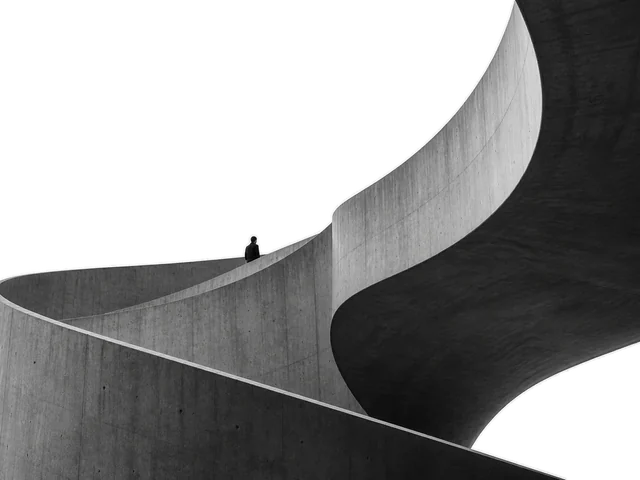 Arquitetura curva de concreto, com uma pessoa em escala diante de novas possibilidades.